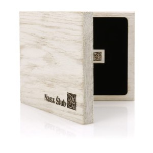 DREWNIANE ETUI NA PENDRIVE USB IPWB/N BIAŁE Z NAPISEM Nasz Ślub