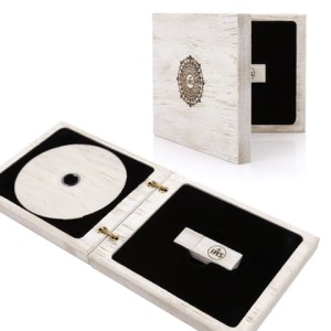 DREWNIANE ETUI NA PENDRIVE USB  I PŁYTĘ IPCWB/PO IHS KOMUNIA