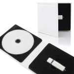 ETUI 18 URODZINY NA PENDRIVE I PŁYTĘ IPCE/PU SKÓRZANE BIAŁE Z NAPISEM 18 URODZINY