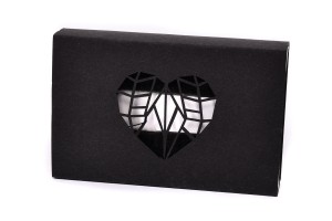 IPGN/CS - ETUI NA PENDRIVE USB CZARNE TEKTUROWE AŻUROWE SERCE 