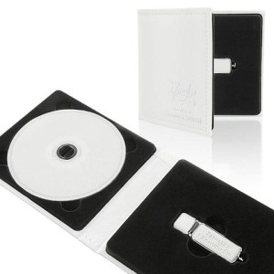 ETUI KOMUNIJNE NA PENDRIVE I PŁYTĘ IPCE/PC SKÓRZANE BIAŁE Z NAPISEM PAMIĄTKA I KOMUNII ŚW.
