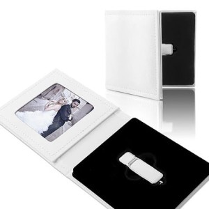 IPFE/PI - ETUI BIAŁE Z WŁOSKIEJ SKÓRY EKOLOGICZNEJ NA PENDRIVE I ZDJĘCIE GŁADKIE