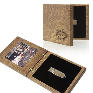 DREWNIANE ETUI  NA PENDRIVE USB I ZDJĘCIE IPFW/B Z NAPISEM Nasz Ślub