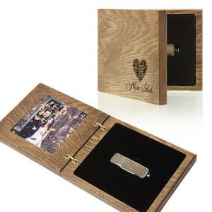 DREWNIANE ETUI NA PENDRIVE USB I ZDJĘCIE IPFW/S Z NAPISEM NASZ ŚLUB