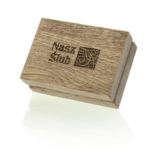 DREWNIANA SZKATUŁKA NA  PENDRIVE USB IPMW/N Z NAPISEM Nasz Ślub
