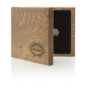 DREWNIANE ETUI NA PENDRIVE USB IPW/B Z NAPISEM Nasz Ślub