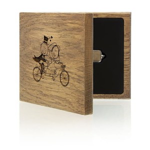 DREWNIANE ETUI NA PENDRIVE USB IPW/K Z GRAFIKĄ PARY MŁODEJ NA ROWERZE